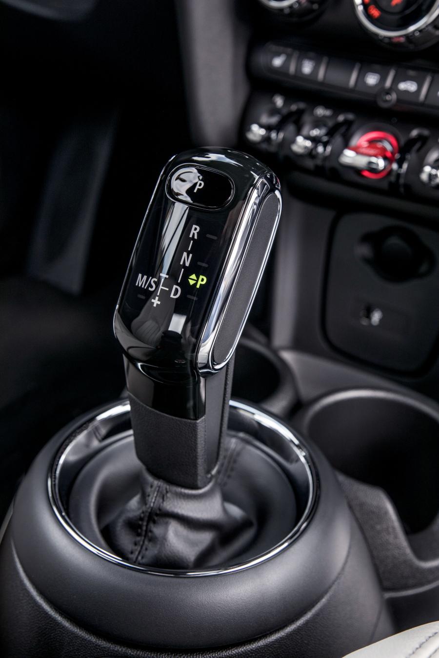 Детали интерьера Mini Cooper S Cabrio (F57) 2018 года  (WW) (фото 213 из 222)